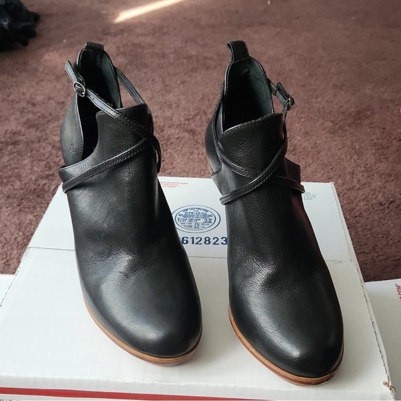 Anthropologie Black and Brown Heeled Boots with Elegant Stiletto - Picture 4 of 5